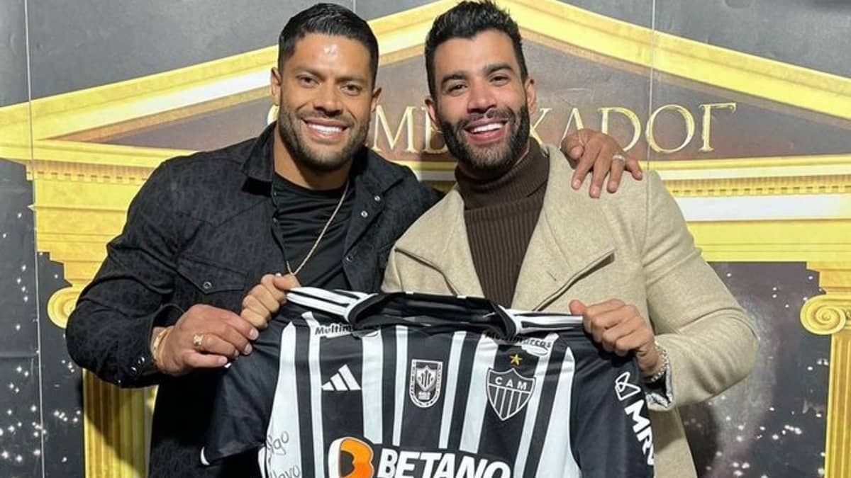 Hulk presenteia cruzeirense Gusttavo Lima com camisa do Atlético 