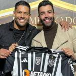 Hulk presenteia cruzeirense Gusttavo Lima com camisa do Atlético