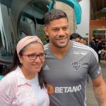 Ídolo no Atlético, Hulk é cercado por peruanos e brasileiros em Lima