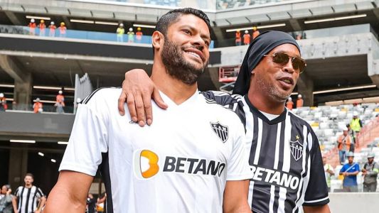 Hulk e Ronaldinho Gaúcho se encontraram na Arena MRV