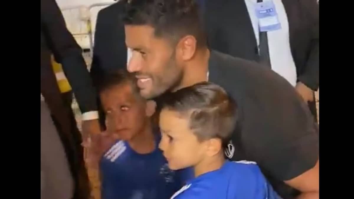 Vídeo: Hulk tira fotos e autografa camisas de cruzeirenses após clássico no Horto