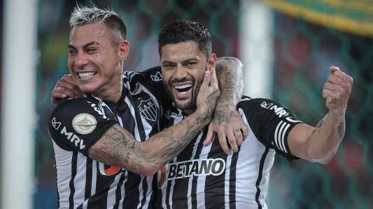Hulk e Vargas em comemoração no segundo gol