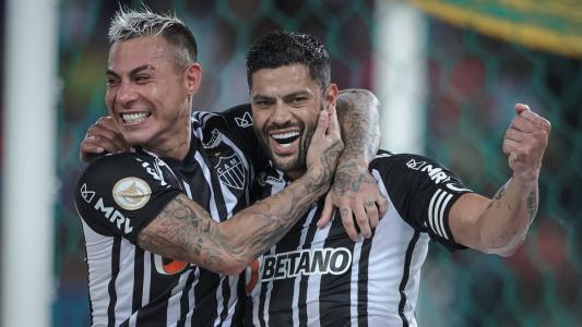 Hulk e Vargas em comemoração no segundo gol