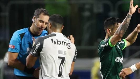 Hulk em conversa com o árbitro Fernando Rapallini após empate entre Palmeiras e Atlético