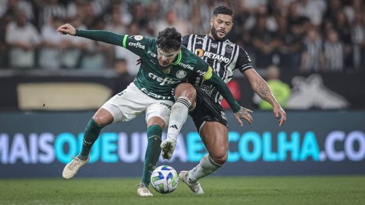 Hulk em disputa de bola com Gustavo Gómez