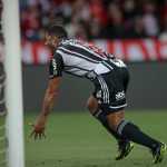 Atlético derrota Inter de Coudet e cola no G4 do Brasileirão