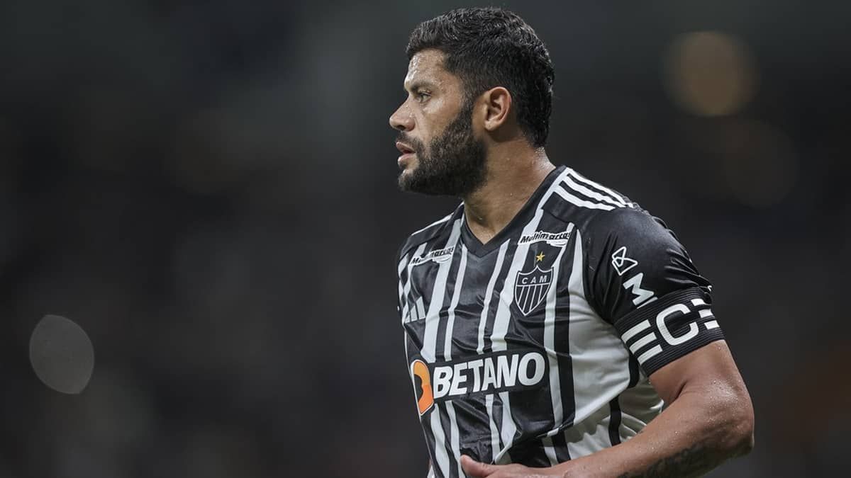Hulk faz avaliação do gramado do Mineirão; veja o que ele disse