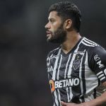 Hulk faz avaliação do gramado do Mineirão; veja o que ele disse