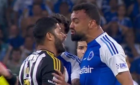 Hulk e Fabrício Bruno em discussão no clássico entre Cruzeiro e Atlético no Mineirão