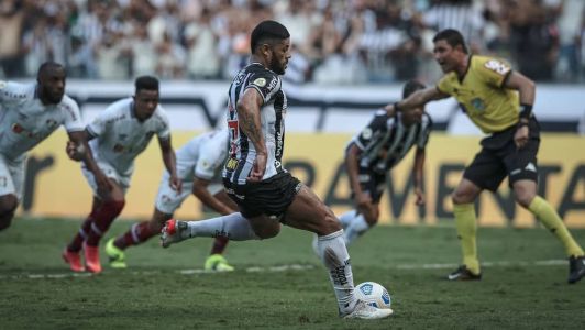 Hulk faz gol de pênalti contra o Fluminense no Brasileirão 2021