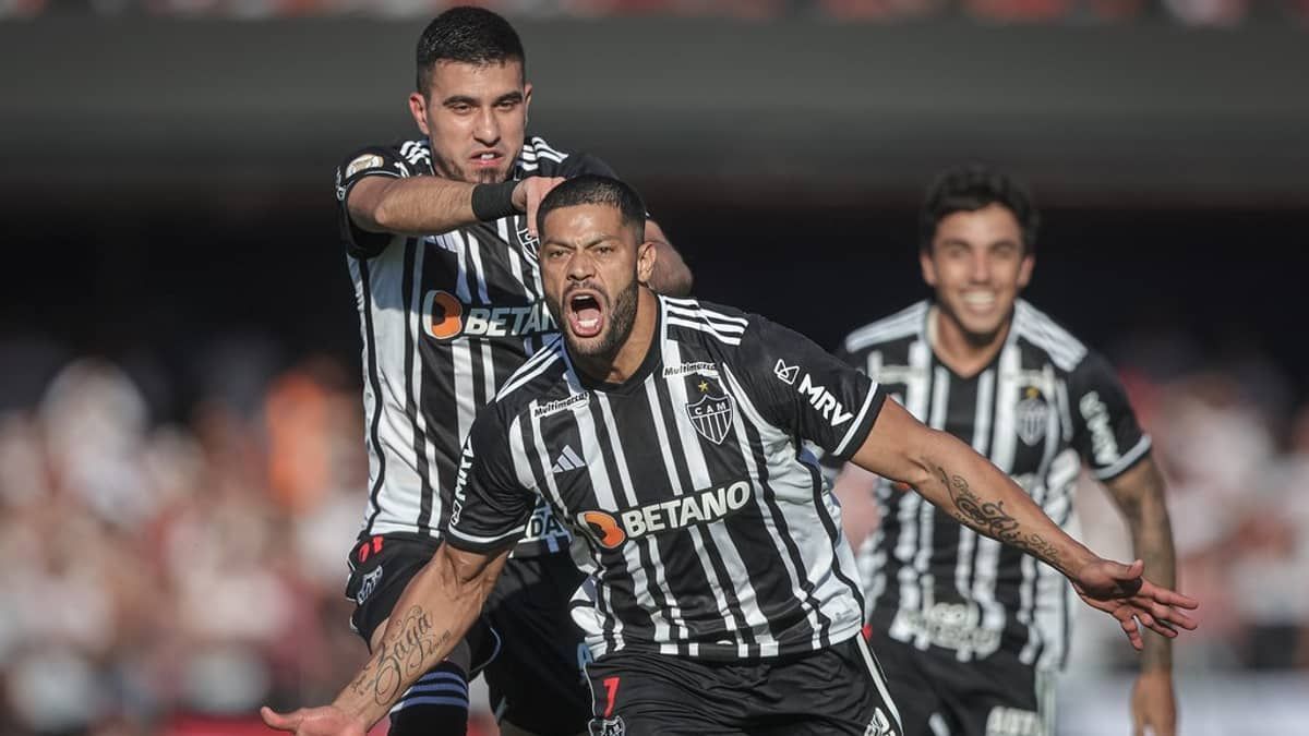 Hulk chega ao oitavo gol de falta com a camisa do Atlético