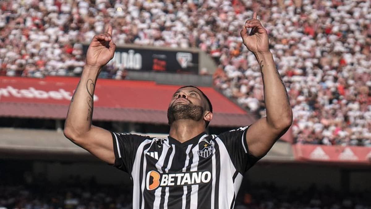 Craque Neto rasga elogios a Hulk após golaço de falta: 'Melhor que eu'
