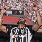 Craque Neto rasga elogios a Hulk após golaço de falta: 'Melhor que eu'