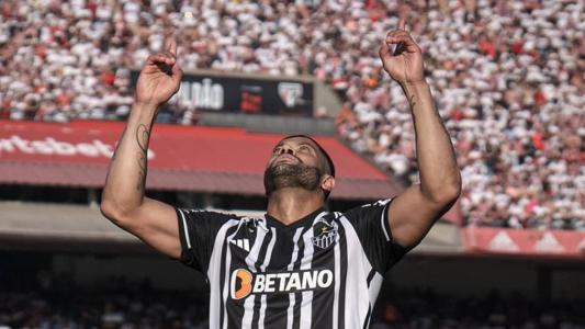 Hulk fez golaço de falta no Morumbi e abriu caminho para a vitória do Galo