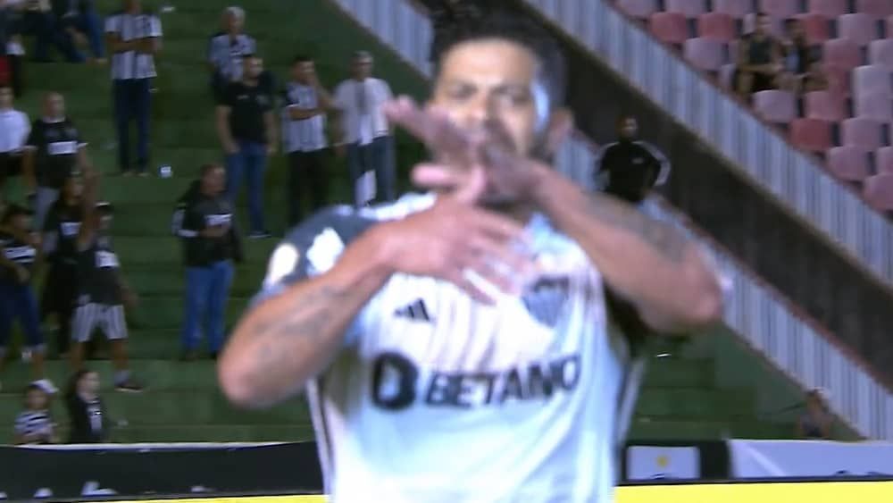 Hulk faz sinal de roubo e dispara: 'Cansei do Brasil. Mais um mês e vou embora'
