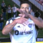 Hulk faz sinal de roubo e dispara: 'Cansei do Brasil. Mais um mês e vou embora'