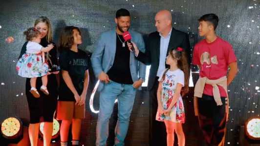 Hulk ficou emocionado ao receber os prêmios das mãos da esposa e dos filhos
