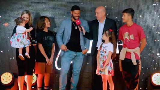Hulk ficou emocionado ao receber os prêmios das mãos da esposa e dos filhos