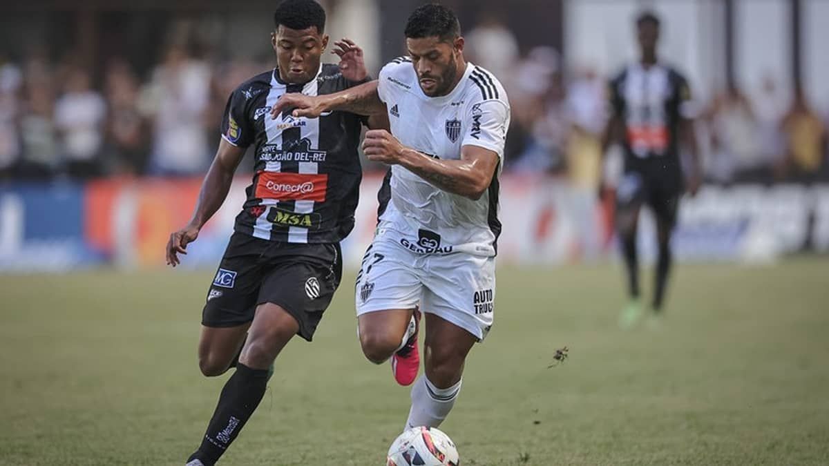 Cicinho, ex-Atlético, critica postura de Hulk em campo: 'Chiliquento'