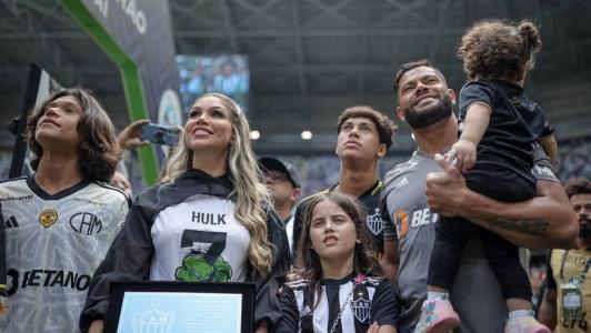 Hulk foi homenageado pela diretoria do Atlético antes do jogo contra o Grêmio