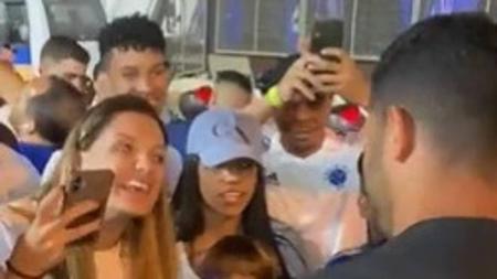 Hulk foi tietado por torcedores cruzeirenses após o clássico