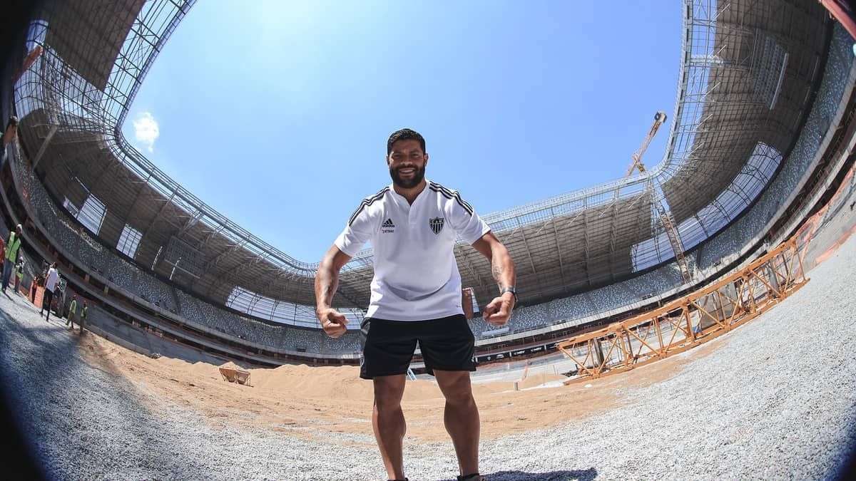 Atlético: Hulk vai à Arena MRV e conhece camarotes do estádio