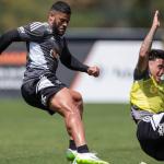 Hulk 'entorta' companheiros e marca golaços em treino do Atlético; assista