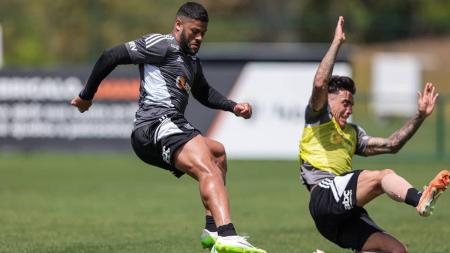 Hulk marca golaços em treino do Atlético