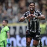 Atlético vence Goiás com gols de Hulk e Arana e cola no G4 do Brasileiro