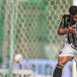 Hulk iguala Guilherme como segundo maior artilheiro do Atlético no século