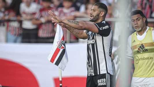 Hulk marcou golaço de falta sobre o São Paulo