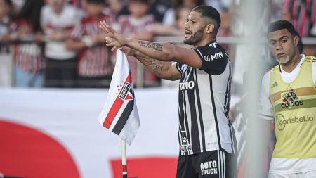Hulk marcou golaço de falta sobre o São Paulo