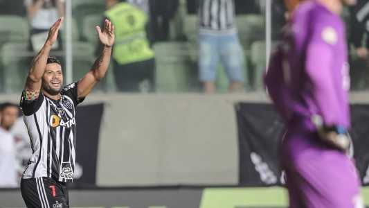 Hulk marcou os dois gols do Atlético sobre o Athletico-PR