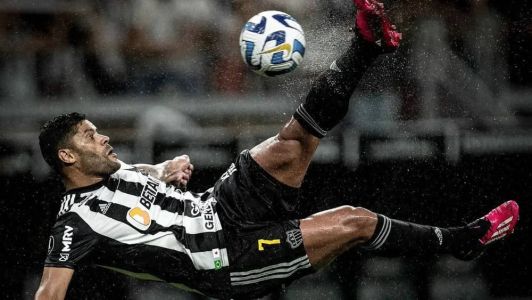 Hulk marcou um gol de placa contra o Millonarios-COL no Mineirão, ainda na fase preliminar da Libertadores