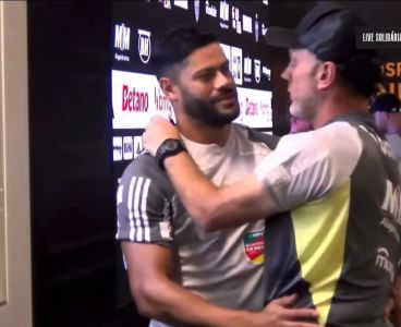 Hulk e Milito se abraçam antes do início de treino aberto na Arena MRV