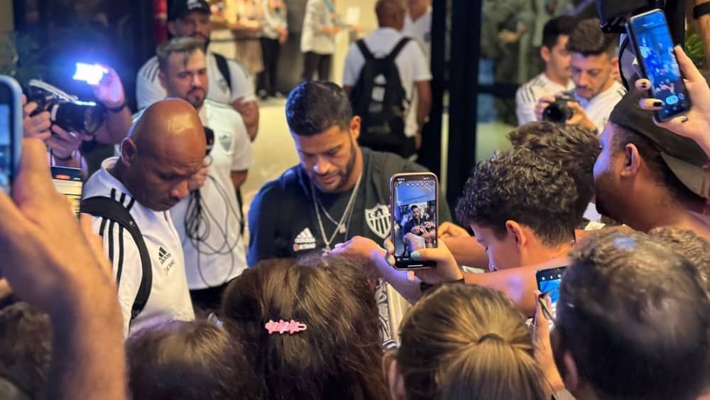 Rua de fogo e muito carinho: torcida recepciona Atlético em Uberlândia