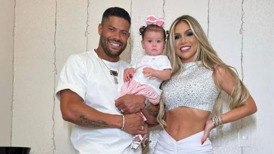 Hulk passou o Réveillon ao lado de Camila Ângelo, sua esposa, e da filha Zaya