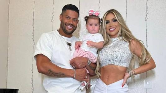 Hulk passou o Réveillon ao lado de Camila Ângelo, sua esposa, e da filha Zaya