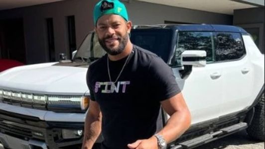 Hulk posa com novo carro na Cidade do Galo