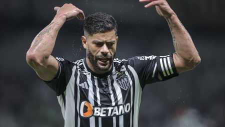 Hulk recebeu 17 cartões amarelos nesta temporada