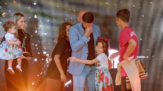 Hulk se emocionou com a presença dos filhos durante entrega dos troféus