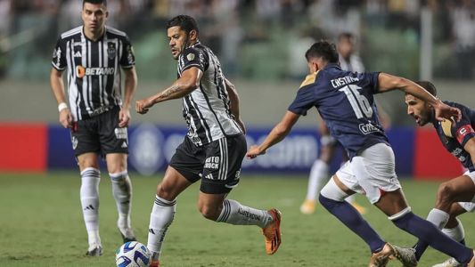 Hulk tenta dar passe em Atlético x Alianza Lima, no Independência, em BH