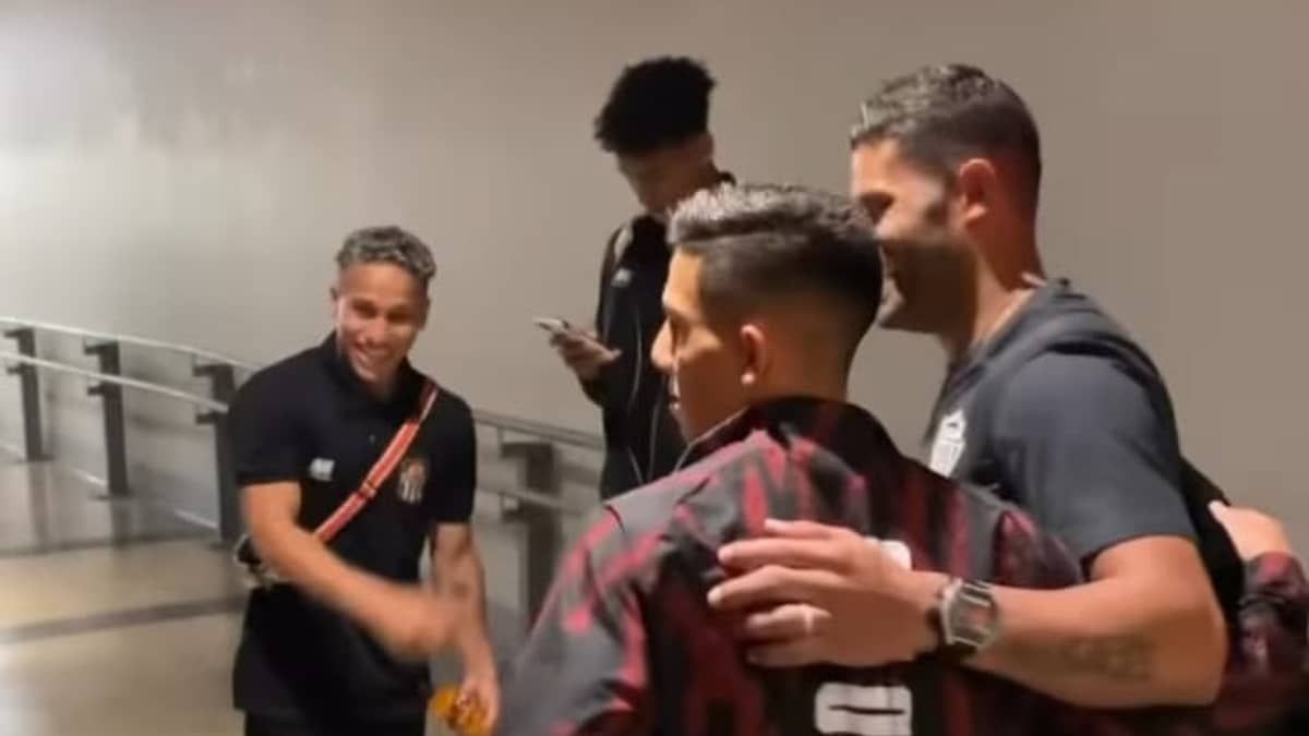 Atlético: jogadores do Carabobo 'tietam' Hulk após partida pela Libertadores