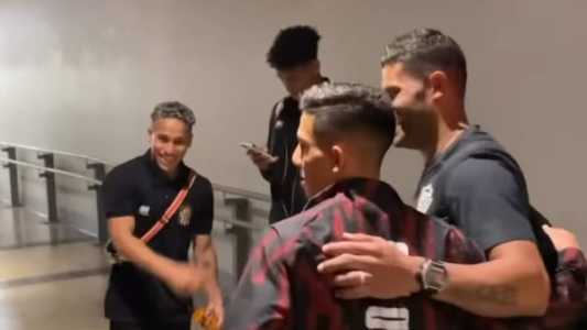 Hulk tira foto com jogadores do Carabobo