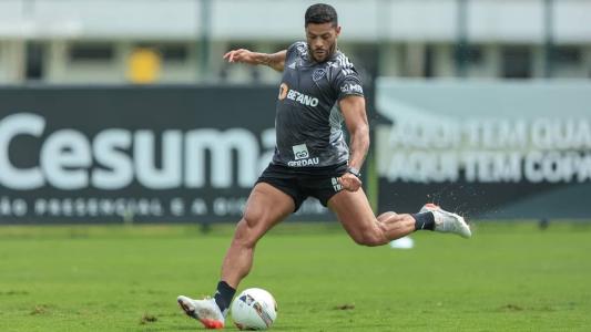 Hulk treina com bola na Cidade do Galo