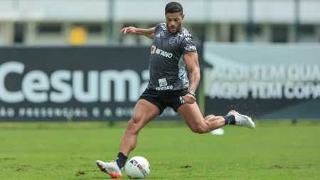 Hulk treina com bola na Cidade do Galo