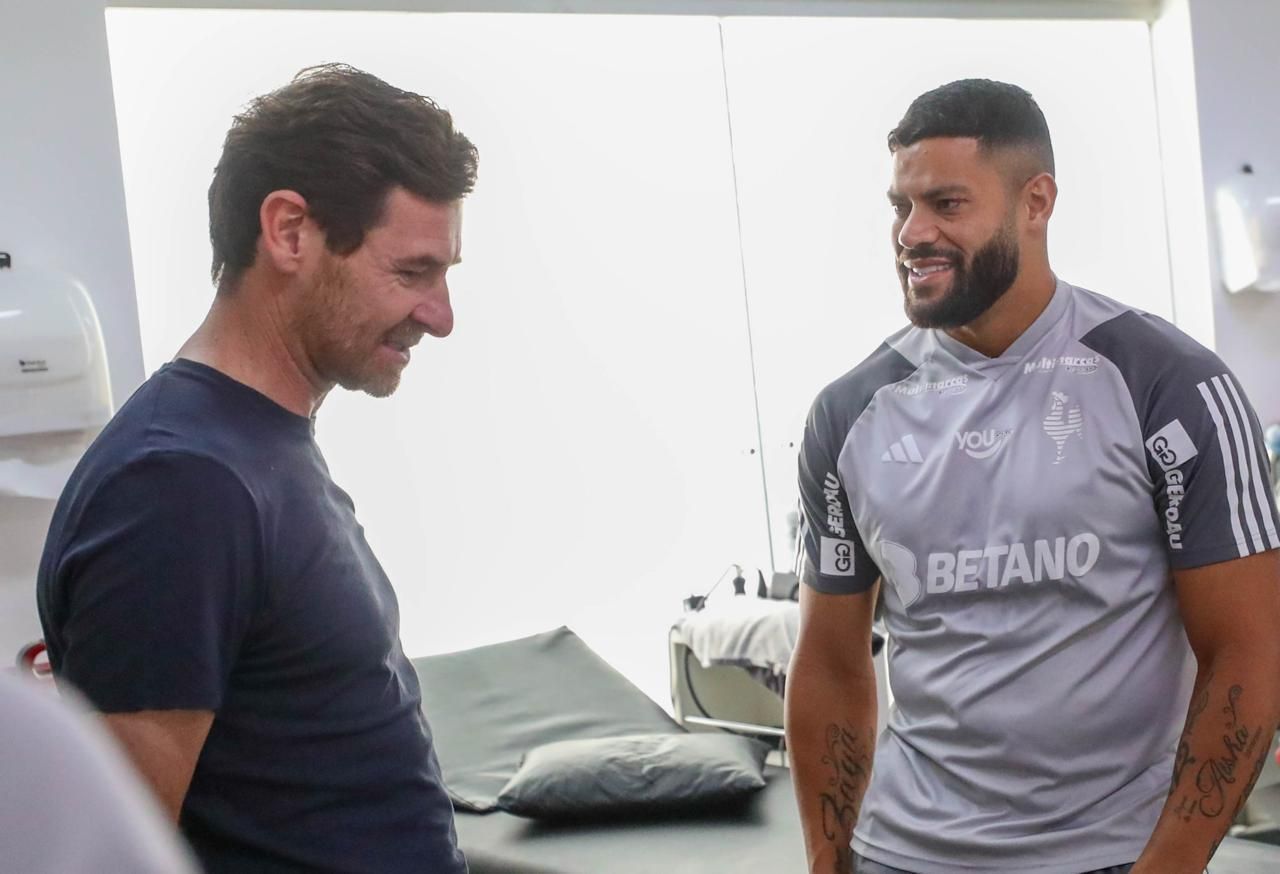 Presidente de clube europeu acompanha treino do Atlético e conversa com Hulk