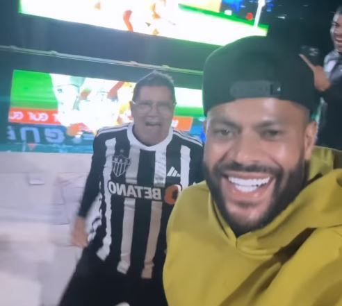 Desfalque do Atlético, Hulk assiste a jogo com a família e extravasa; assista