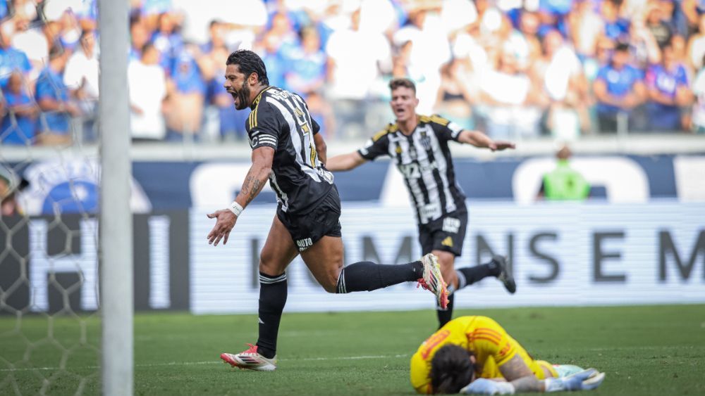 Hulk decide, e Atlético vence Cruzeiro pelo Mineiro em jogo com Gabigol expulso