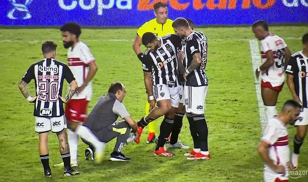 Hulk deixa jogo contra CRB machucado e vira preocupação no Atlético